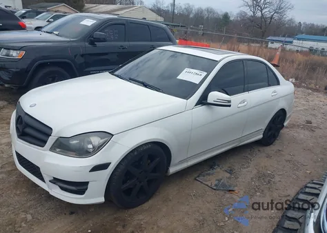 2014 Mercedes-Benz C-Class C 250 Sport z USA, uszkodzony, nr VIN WDDGF4HB5EG228123